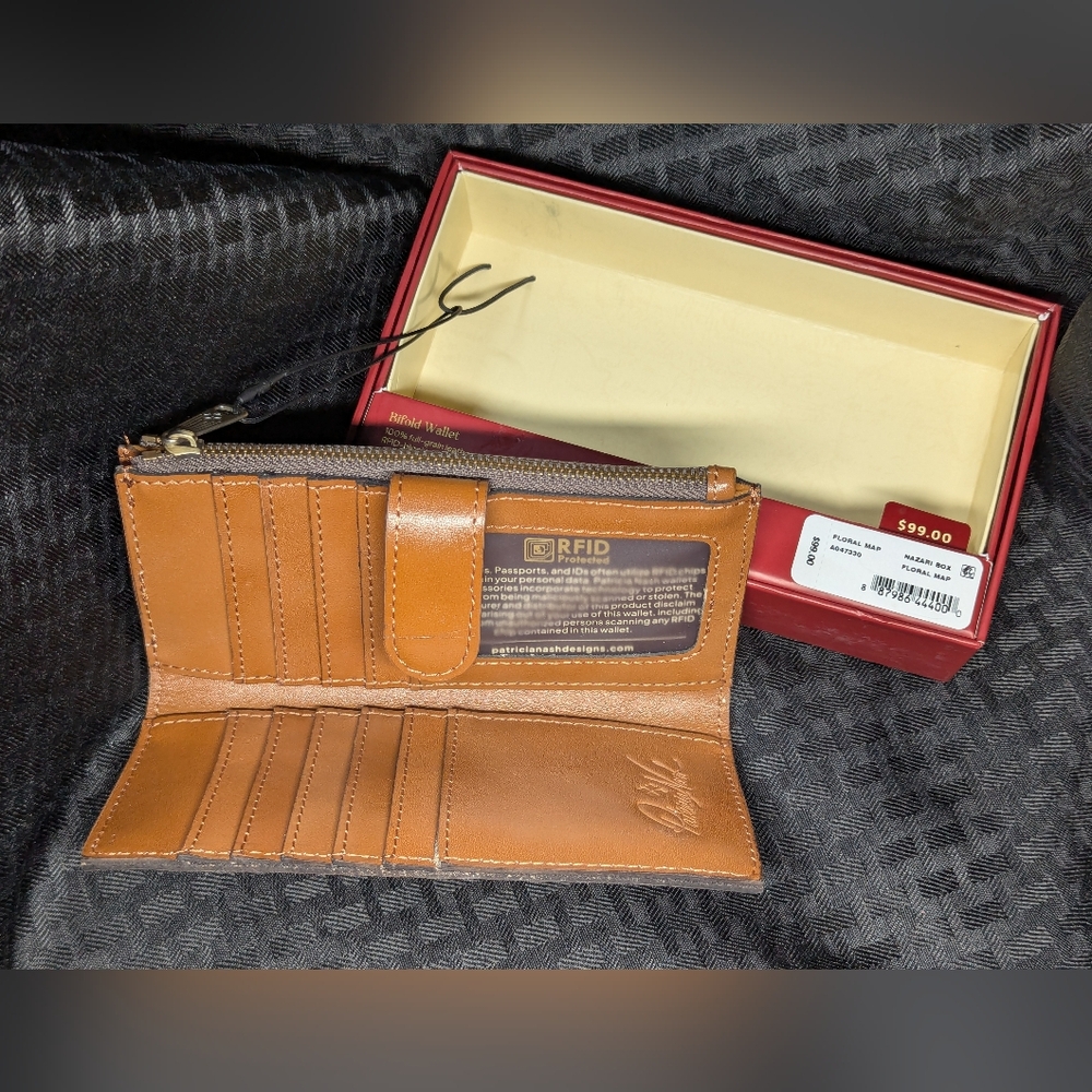 Patricia Nash Floral Nazari Bifold Wallet. - Picture 2 of 5